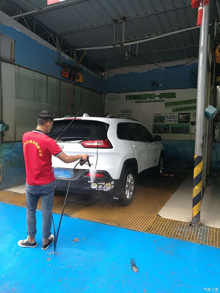 因为镀晶施工时间较长,提前预约,到就直接洗车,这是洗第一遍