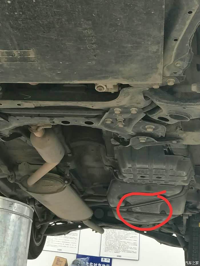 还是在右边长安cs75是在原日系车底盘基础上改造的,所以油箱在左边