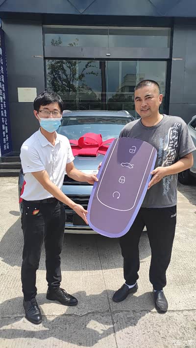 车钥匙交接合影尊贵的vip礼遇!