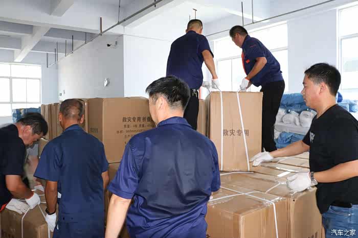 高温补贴抗洪救灾争当防汛物资搬运工