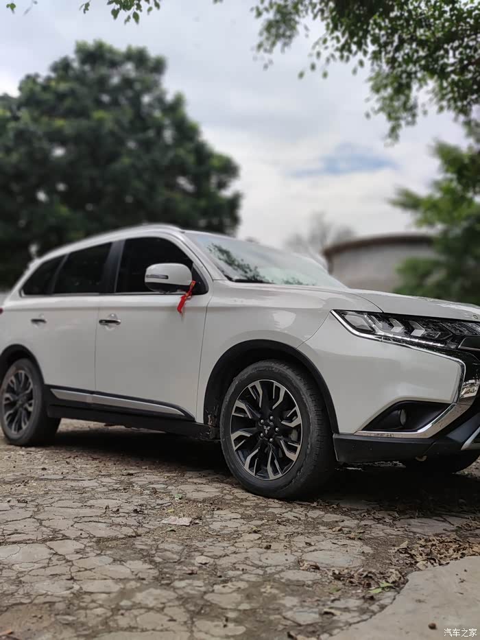 欧蓝德外观时尚,大气,线条支撑性都做的不错,很有运动车型的外观氛围.