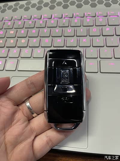 钥匙正面:挺好看的,准备买个airtag当钥匙扣哈哈哈