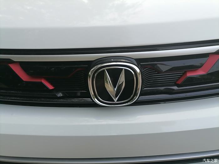 黑色胜利v车标镶嵌在贯穿式中网中间,车标两侧对称着红色翅膀样式