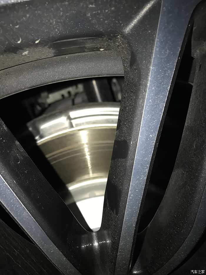 新车一个月刹车盘有凹槽正常么后面两个轮都有前面两个没有