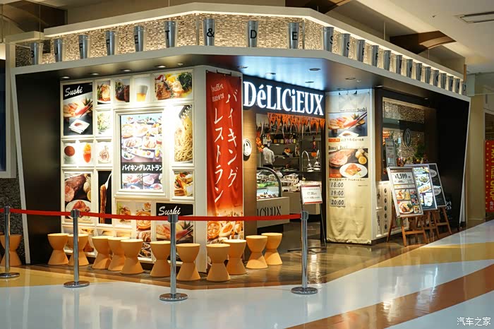 商场里这家冰淇淋店看起来还错听说日本冰淇淋味道错可惜老婆对这个感