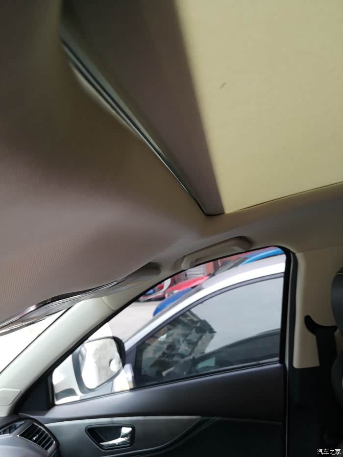 想请问一下大家,你们全景天窗遮阳帘关闭后的缝隙有这么大吗?