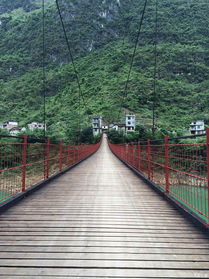 都安县龙湾乡的铁索桥,险峻可能不亚于大渡河的铁索桥