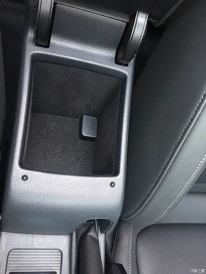 怎么就一个.我记得扶手箱里面有一个啊