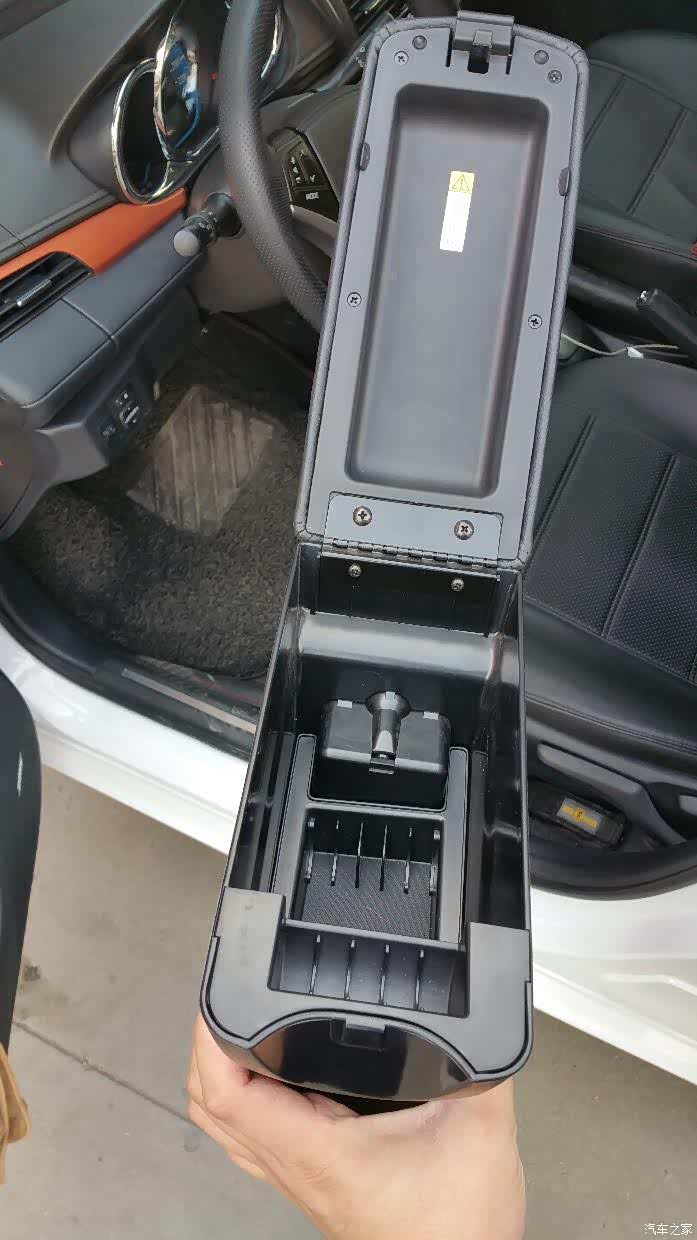 申精致炫改商务车扶手作业怒拆原车扶手箱