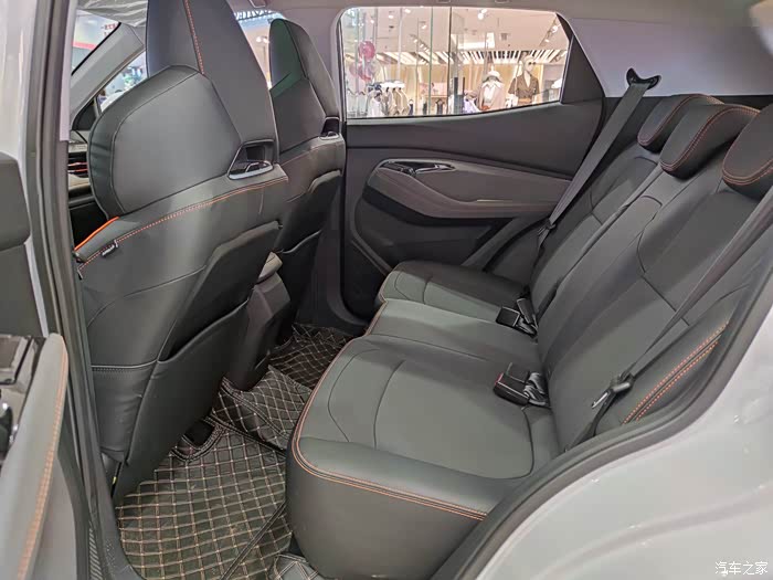 万达偶遇新宝骏rs3,年轻时尚又动感,很适合刚出社会的年轻人