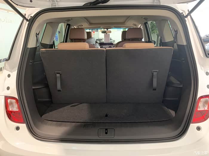 后备箱小了点