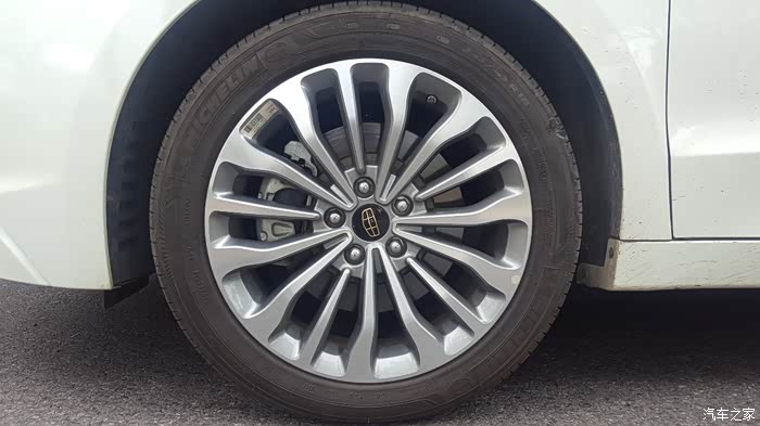 很喜欢这双脚,米其林的静音轮胎.18寸的轮毂加上薄胎,显得很运动.