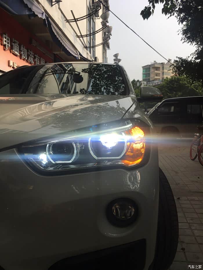 新宝马x1升级大灯总成