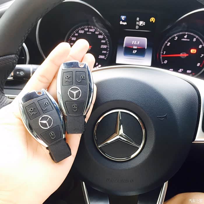 32 奔驰c级论坛 跨越千里来找你/ c300标轴/ 银外红内/ 异地提车 钥匙