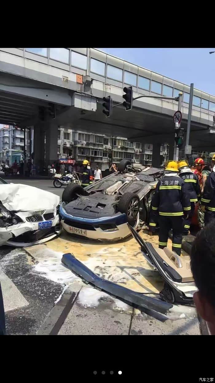 沪b宝马对噶沪a荣威警车,结果,结果是警车被掀翻了