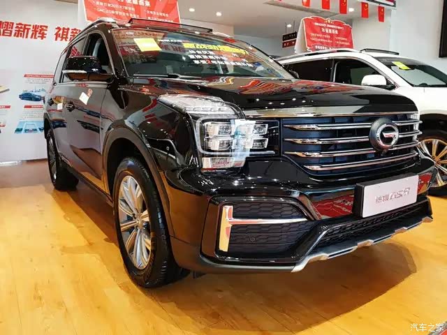 2021款传祺gs8的外观非常方正,进气格栅采用四条镀铬横条