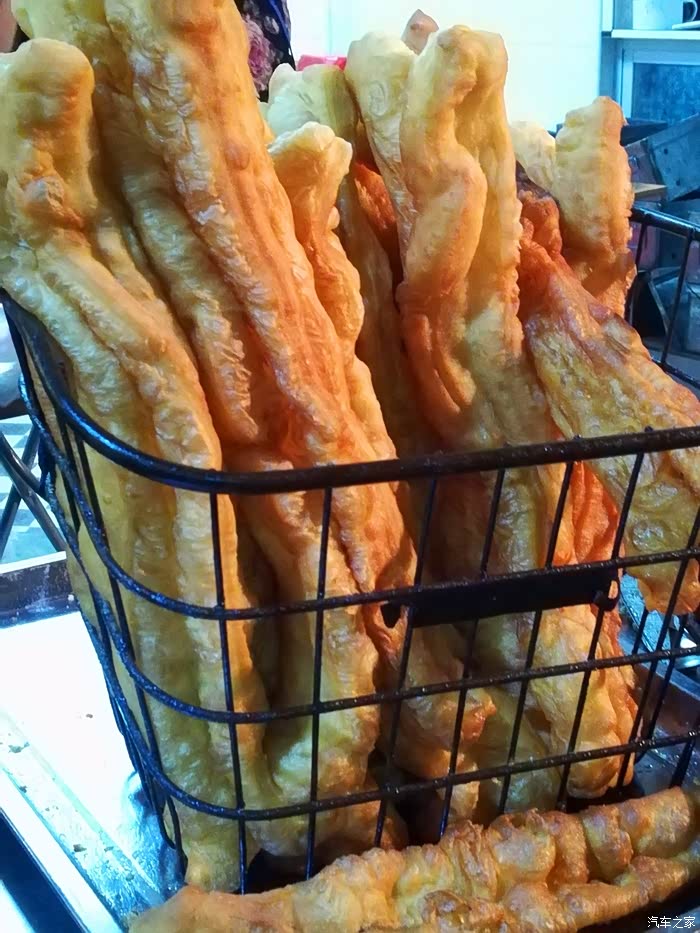 炸油条放篮子里沥油