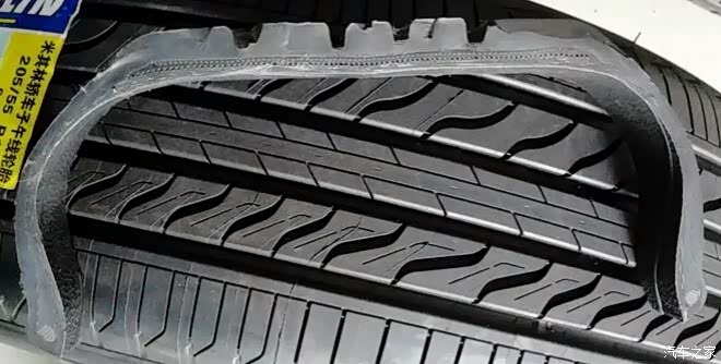 道牙扎了轮胎个口,应急处理