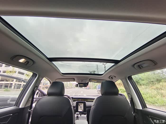 超大的全景天窗,把美景尽收眼底