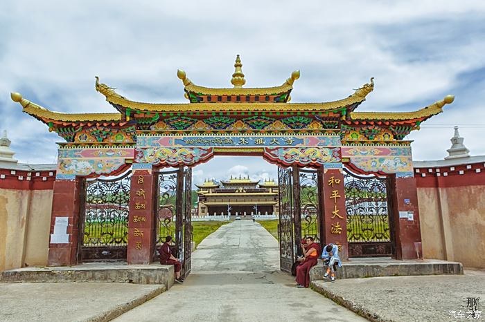 應該是木雅大寺正門,幾個喇嘛在閒談