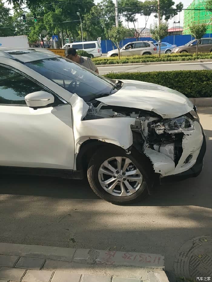 今天下午的刮擦,白色奇骏追尾小货车.