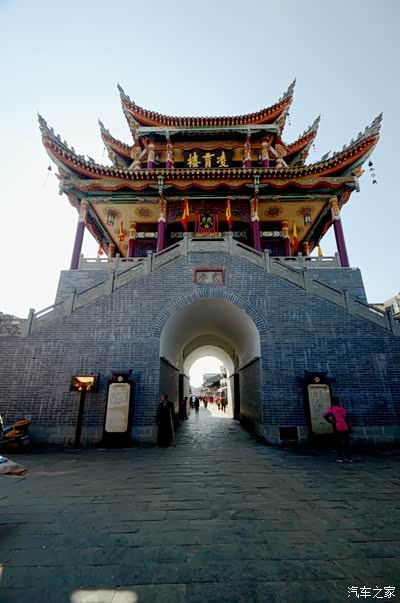 站在凌霄楼可从东南西北个方向遥看古城全貌