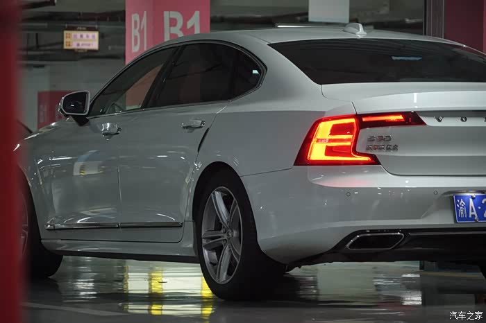 沃尔沃s90漂亮的尾部线条