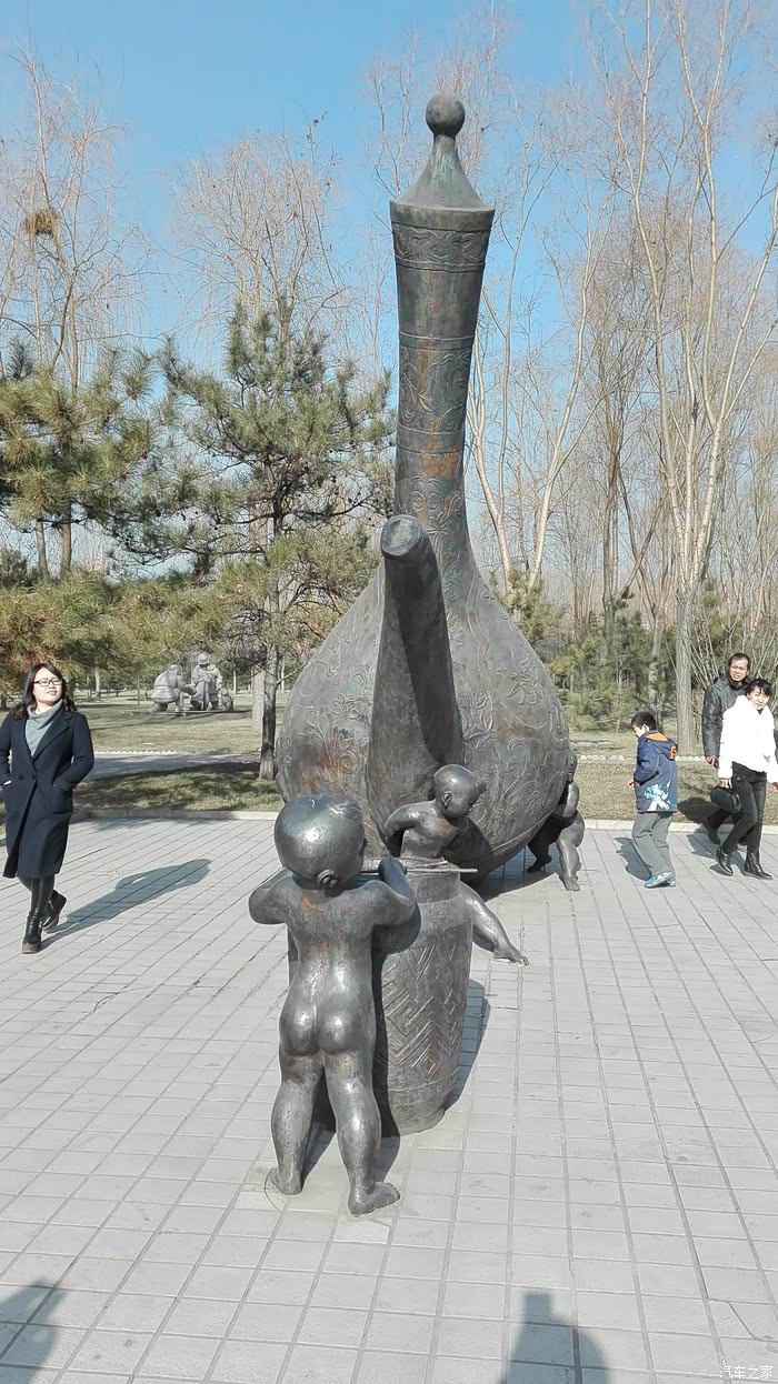 光屁屁小孩在倒酒