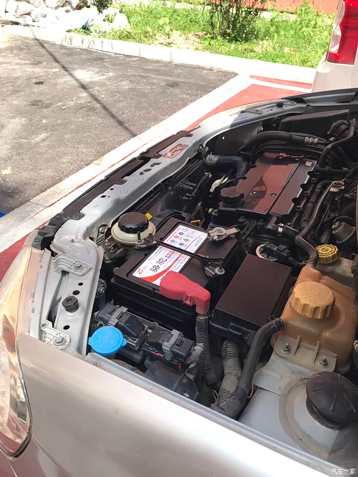 给小乐风更换新的蓄电池电瓶