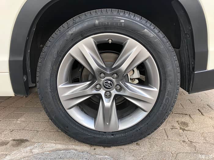 汉兰达换轮胎与求解!