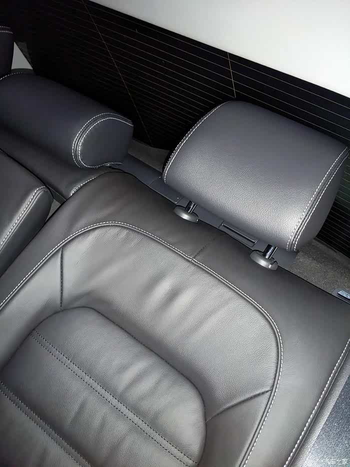 【图】兄弟们,新帕萨特后排座椅靠枕怎么拔不