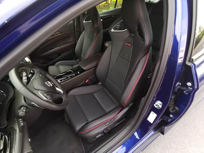 你看一下这个车的主副座椅非常漂亮的运动是一个赛车座椅设计包裹性