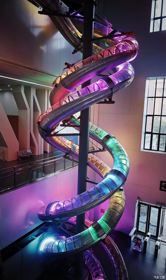 最最喜欢的就是这个巨型滑梯,高有四层楼,五颜六色的灯光一直变化着