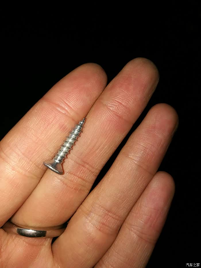 轮胎扎了个钉子没投扎进去有2毫米需要怎么处理