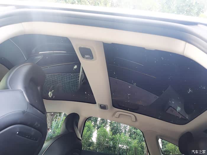 天窗分为两块,这天窗好是好但是不能打开也没有遮阳帘,夏天是真的晒呀