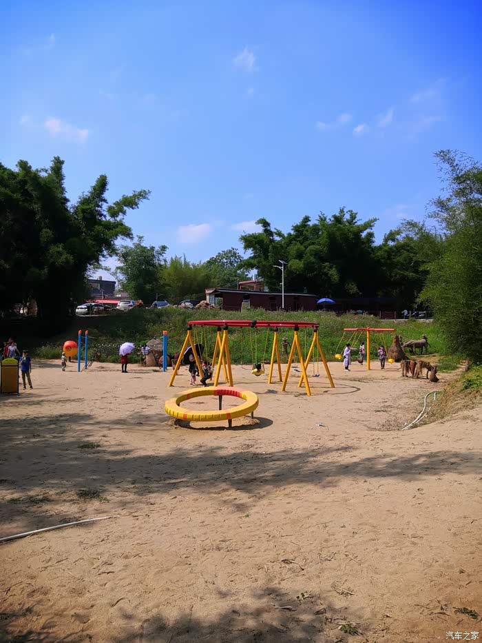 隐藏乡村竹林中的儿童乐园