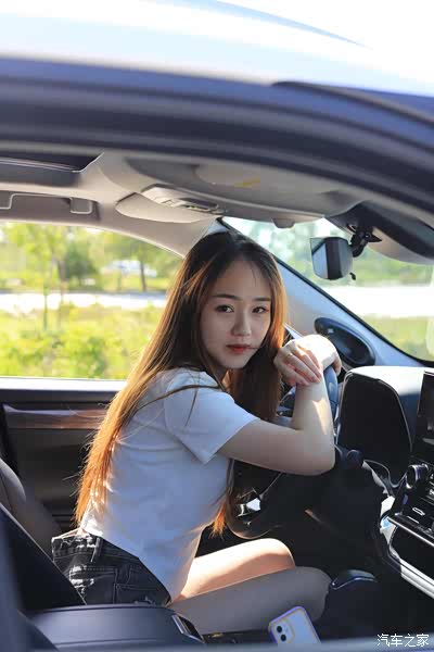 喜提全新汉兰达带着小女友拍套写真(一)