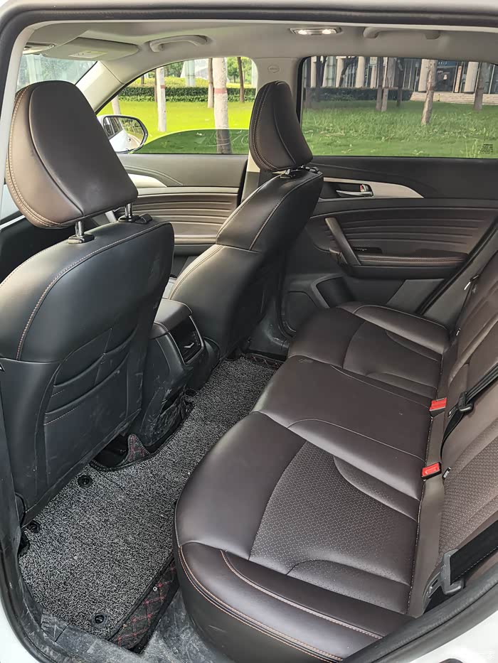 这个空间已经可以满足家庭的日常所需了!绝对是一款颜值非常高的车型!