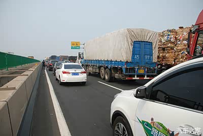 遇到堵车在这堵个时等我们饿吃泡面在没有到天黑就走然晚找住方便