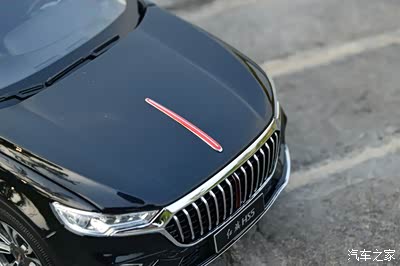 引擎盖上的红旗车标,绝对不低调