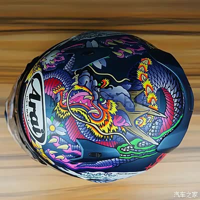 很喜欢arai的这个版画头盔!