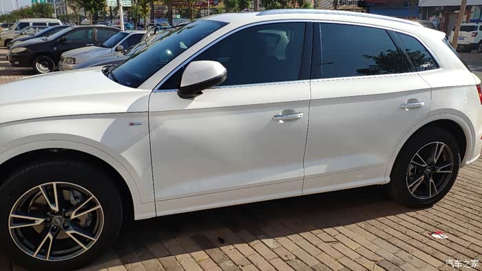 白色车漆阳光底下有划痕都是这样的吗