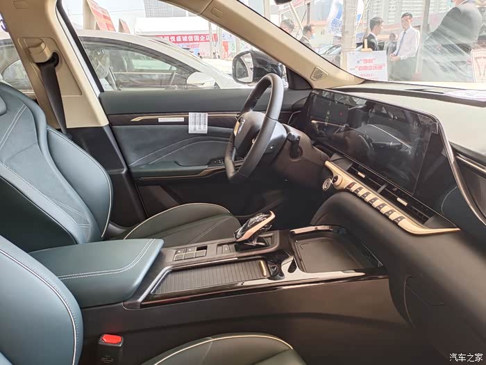 【一瞥惊鸿】车展上第一次看到奔腾t55 有点小心动