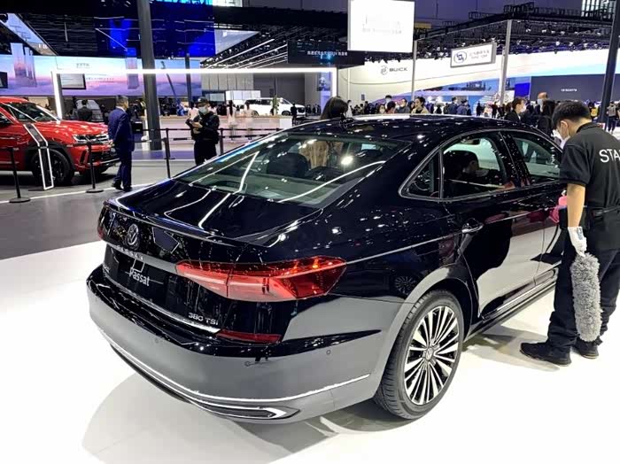 新款帕萨特亮相车展,更年轻时尚的设计,全新姿态面向消费者
