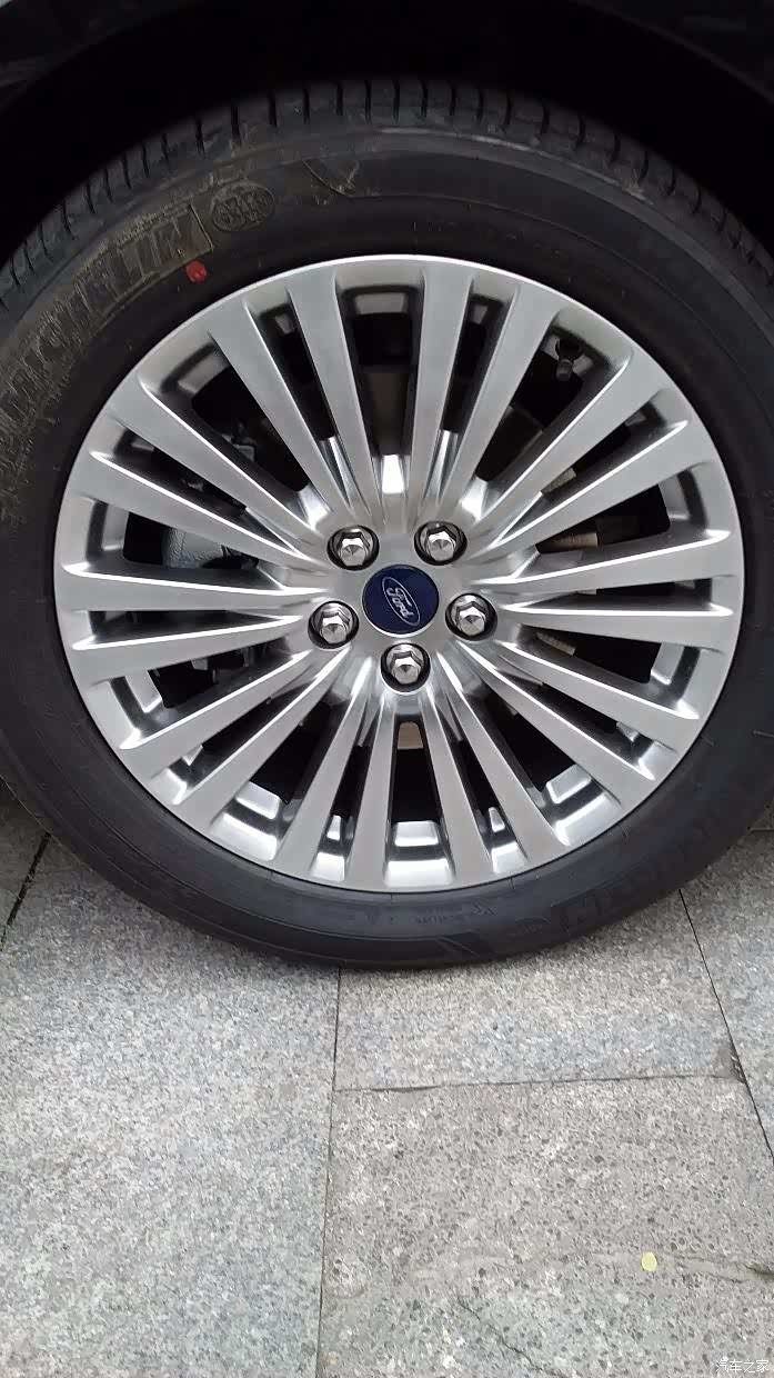 下面就是检查4个轮子 看轮毂是否完好 最好用手指摸轮毂和轮胎结合部