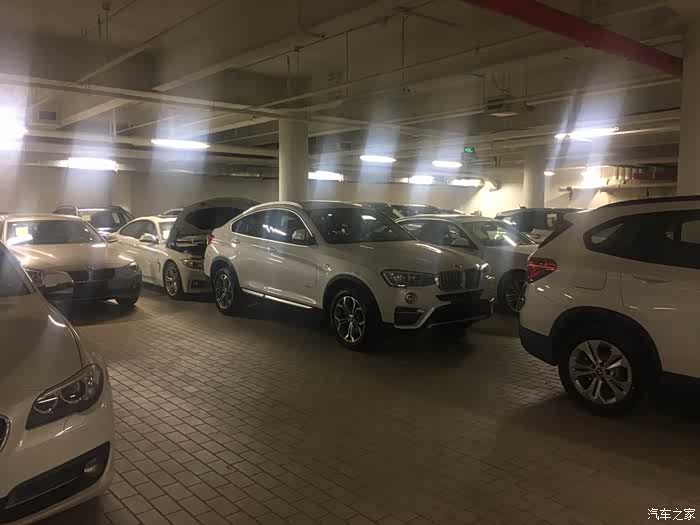 当时影响比较深刻的是在4s店的车库里看车