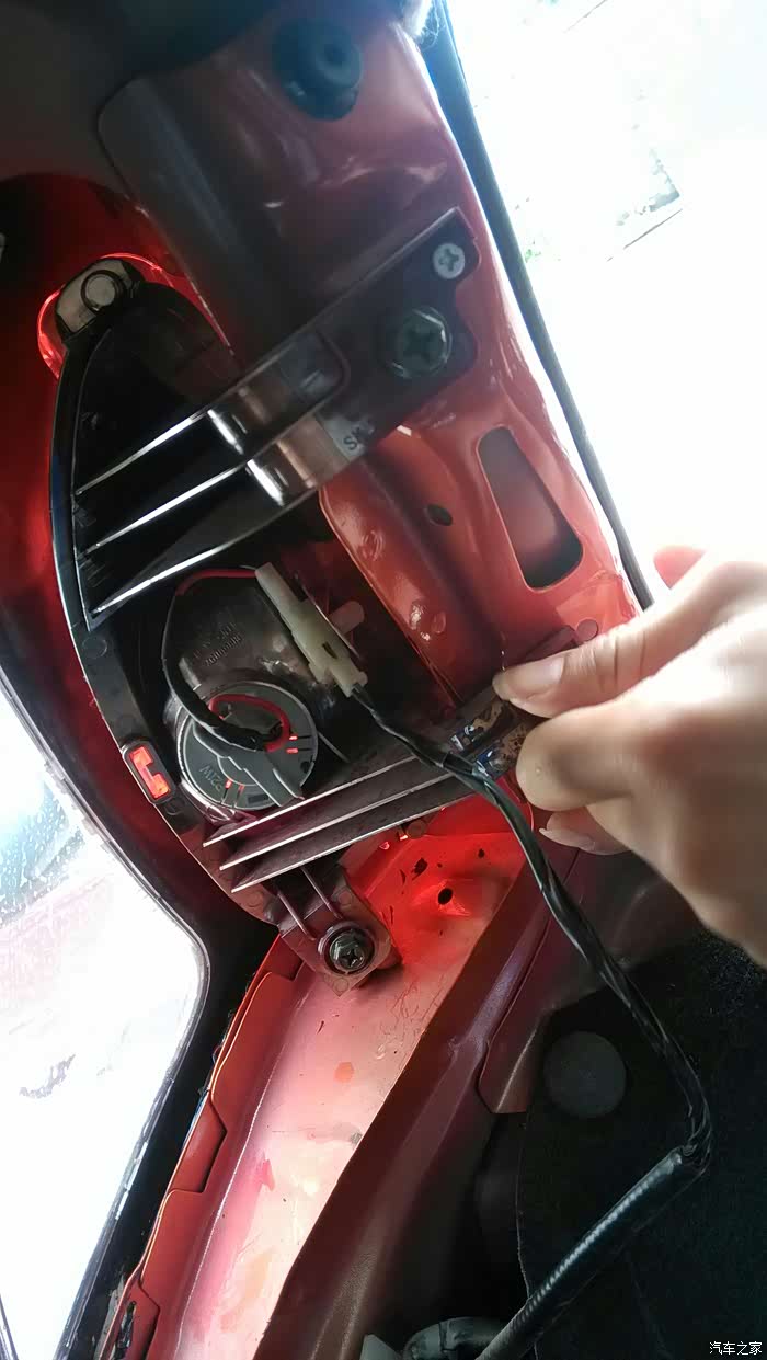 刹车灯也拆下来!三颗螺丝!