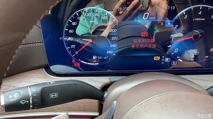 奔驰e刚买满二月的出现驻车制动器故障