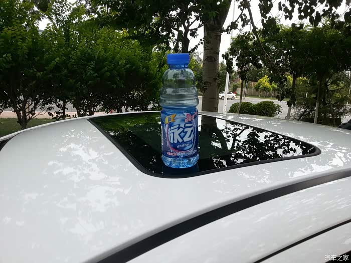 洗完车,车顶放个瓶子.  哈哈  老司机都懂.