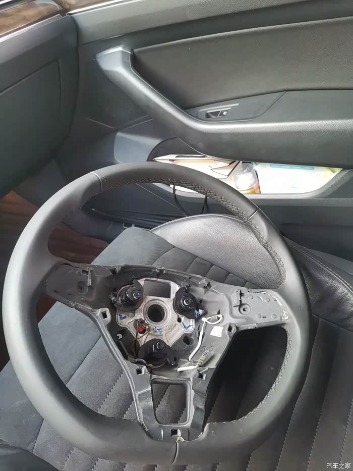 大众迈腾更换碳纤维方向盘